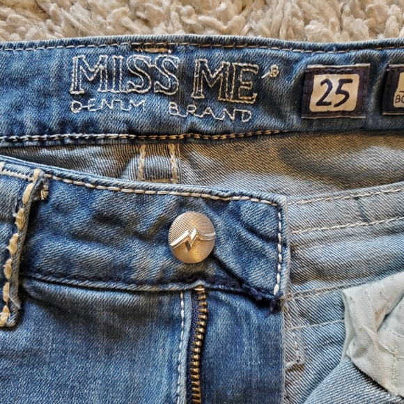 MISS ME | NWOT Boyfriend Capri Distressed Medium Wash Denim Jeans (Size 25) - Picture 3 of 9